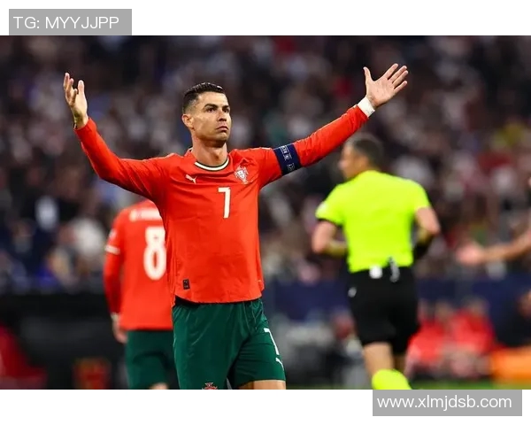 足球明星亲手扔出的足球背后的故事与梦想启示