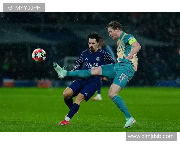 足球明星背面照片集锦展现他们独特魅力与风采的精彩瞬间 足球明星背面照片集锦展现他们独特魅力与风采的精彩瞬间