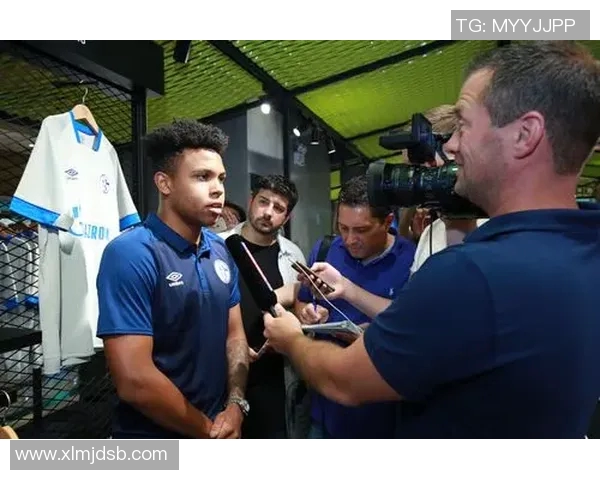 与足球明星面对面聆听他们的梦想与奋斗故事的女生视频采访